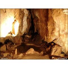 Jeskyně na pomezí